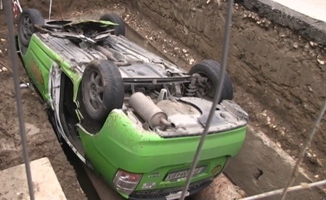 Автомобил падна в двуметров изкоп на Топлофикация“ в Русе. Инцидентът