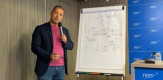 Асен Василев се ослушва за диспута с Делян Добрев за газа