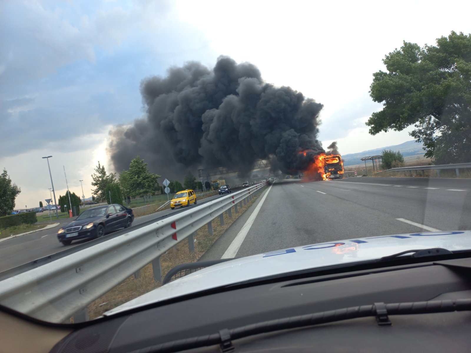 Автобус пламна на магистрала „Тракия“ на изхода на Бургас в