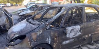 Пет коли изгоряха на варненски паркинг