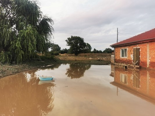 В едно от най-засегнатите от наводненията села Трилистник обичайна гледка
