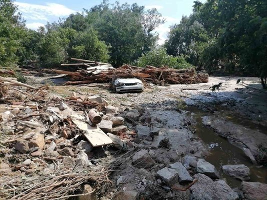 Разчистването на пораженията след наводненията в село Слатина са на