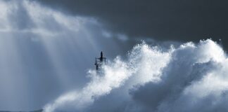 Ветроходецът паднал зад борда по време на бурята в Поморие и прекарал 2 часа сам в морето