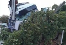 Камион се вряза в къща в плевенско село, шофьорът почина