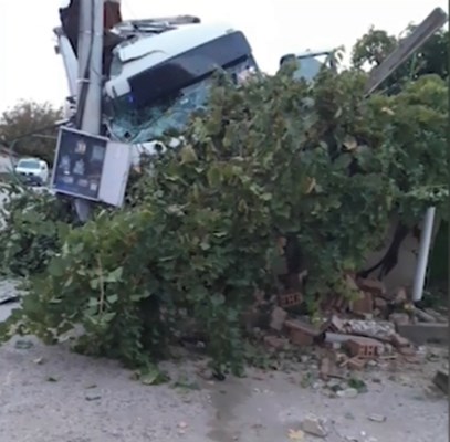Камион се вряза в къща в плевенското село Згалево а