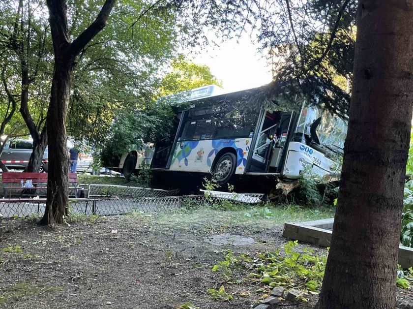 Автобус по линия 4 на градския транспорт в София се