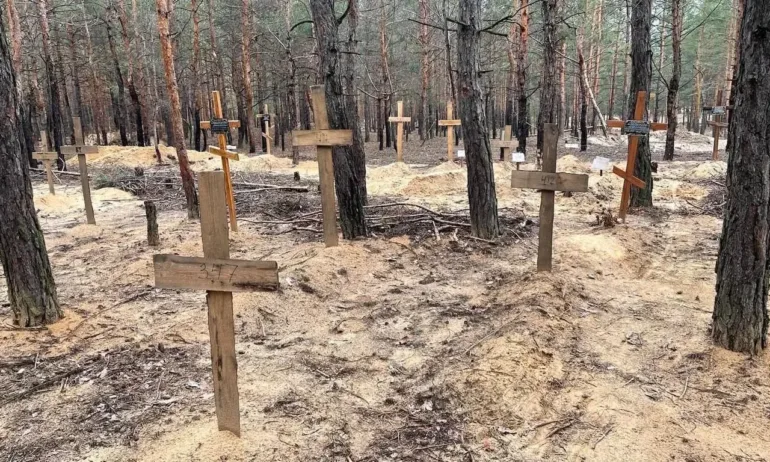Украйна съобщи, че са открити стотици гробове край град Изюм,