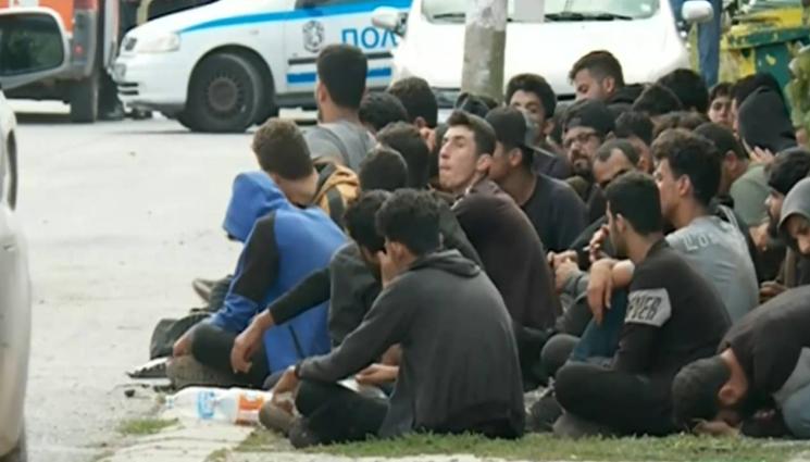 Полицията залови бус с 37 мигранти на АМ Струма Те