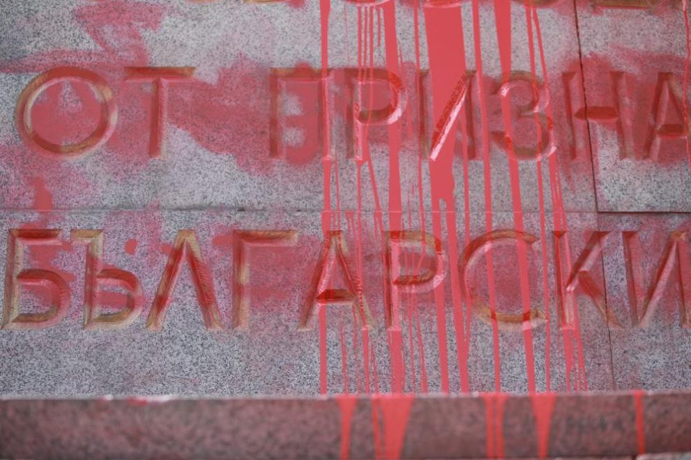   Паметникът на Съветската армия в центъра на София отново е надраскан и залят