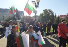 Медици на протест в редица градове из страната