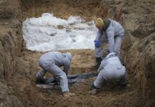 Украинските власти ексхумираха десетки тела в два освободени града в страната