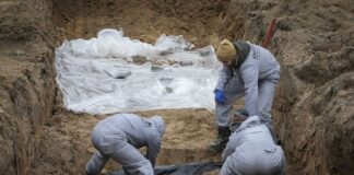 Украинските власти ексхумираха десетки тела в два освободени града в страната