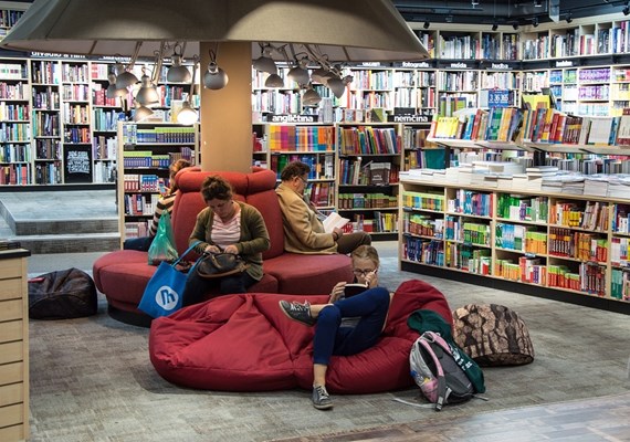 Група младежи задигнаха 3000 лева от книжарница в столичен мол