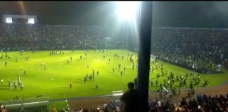 Сблъсъци на футболен мач в Индонезия, над 120 души са загинали