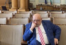 Защо Асен Василев взима решения от името на ДБ и БСП в парламента?!