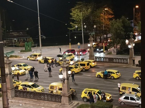 Таксиметрови шофьори блокираха късно снощи столичен булевард след саморазправата в