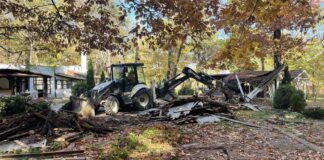 Багери събарят ресторант „Веселото село“ в Борисовата градина