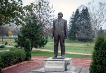 ГЕРБ иска табели против комунизма и сваляне на символите му, иначе – глоби