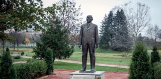 ГЕРБ иска табели против комунизма и сваляне на символите му, иначе – глоби