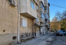 Учител по психология открит мъртъв пред блока си в Кърджали