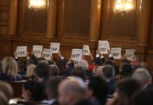 БСП с флашмоб в НС – вдигнаха плакати за мир при решението да пратим оръжия в Украйна