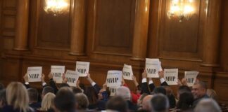 БСП с флашмоб в НС – вдигнаха плакати за мир при решението да пратим оръжия в Украйна