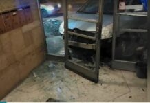 Кола се вряза във вход на блок в София