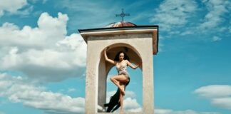 Софийската митрополия: Разголена певица скверни православен храм и Светия кръст/видео/