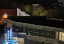 Пиян шофьор се удари в спирка, две коли и магазин във Велико Търново