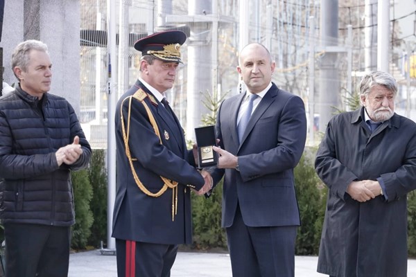 Държавният глава Румен Радев удостои с почетен знак за професионализъм