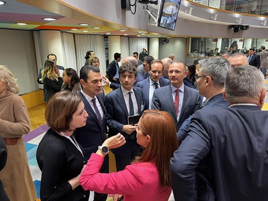 Френският енергиен министър Аниес Пание Рюнаше увери българския си колега Росен
