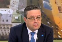 Опитът на няколко маргинални организации и професионални протестиращи да се представят за репресирани борци за свобода и справедливост е смешен