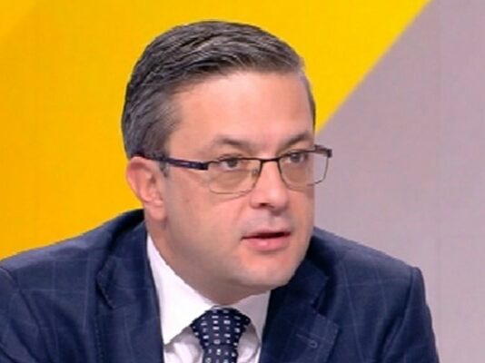 Тома Биков: Никой няма да има 121 депутати на изборите, дори Радев