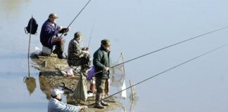 Издирването на изчезналите рибари в езерото „Мандра“ продължава и днес