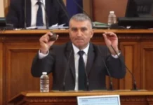 Депутат от „Възраждане” извади граната на трибуната на парламента