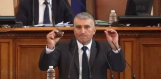 Депутат от „Възраждане” извади граната на трибуната на парламента