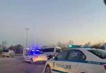 Криминално проявен без книжка е шофирал буса с мигранти, който се вряза в кола на жандармерията