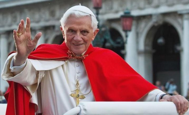 Бившият папа Бенедикт XVI почина в резиденцията си във Ватикана