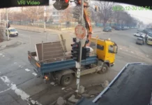 Камион с вдигнат кран и кофа свлече светофари на кръстовище в София