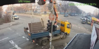 Камион с вдигнат кран и кофа свлече светофари на кръстовище в София