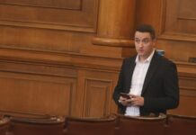 Божанков: Президентът излезе по време на химна, за да ни блъска още малко пред медиите