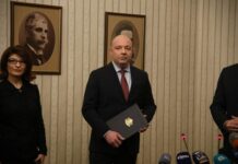 С кандидатурата на проф. Габровски ГЕРБ много умело провокират политическия застой, разчупват блатото на илитератщината и профанизма, в които ПП потопиха държавата