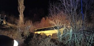 Автобусът паднал в 12-метрова пропаст, двама мъже спасявали пътниците