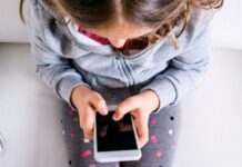 Вълчев: Очаква се през януари да влезе в сила забраната на мобилни телефони в училищата