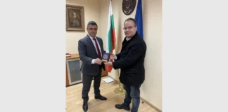 Националната полиция награди доц.-д-р Иво Димитров за помощта, оказана при бедствието в Карловско