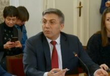 Карадайъ пише във фейсбук от Турция, хвали Доган