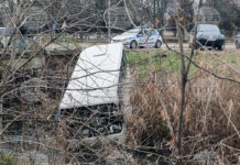 Автобус със седем пътници падна в канал край сливенско село