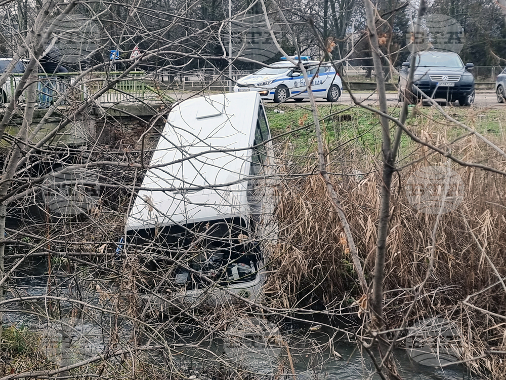Автобус е паднал в напоителен канал край сливенското село Желю
