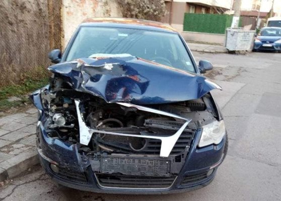 Полицаи откриха колегата си блъснал 2 коли в София на