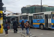 Сблъсък между тролей и автобус блокира „Лъвов мост“